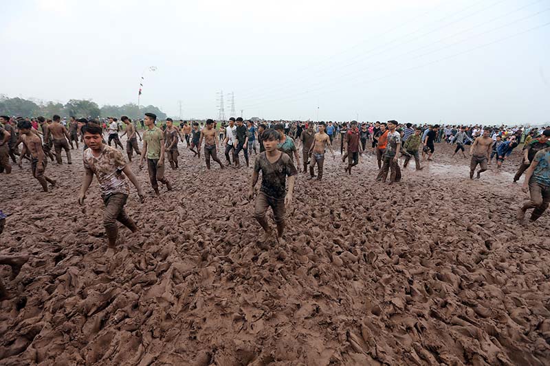 Bãi ruộng lầy lội không hề làm nản lòng những người chơi