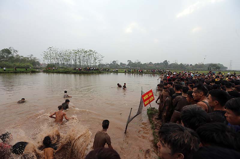 Ngay cả ao cá với biển cảnh báo nước sâu cũng bị xới tung khi trái Phết hoặc Chúi bị ném xuống