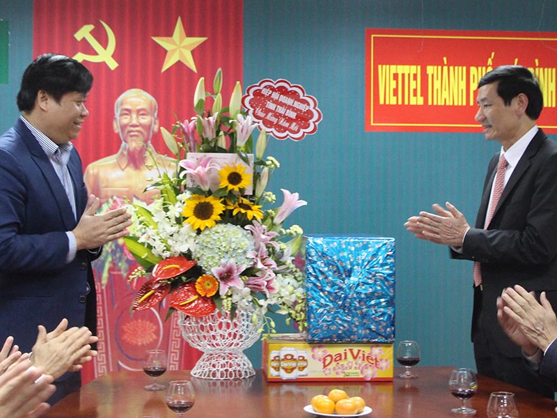 Chủ tịch HHDN tỉnh Thái Bình Đỗ Văn Vẻ cùng đoàn công tác thăm và tặng quà cho Chi nhánh quân đội Viettel tại Thái Bình.