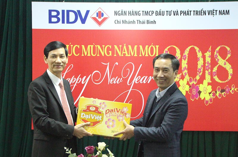 Chủ tịch Hiệp hội doanh nghiệp Thái Bình Đỗ Văn Vẻ tặng hoa và quà cho ngân hàng Đầu tư và Phát triển chi nhánh Thái Bình (BIDV Thái Bình).