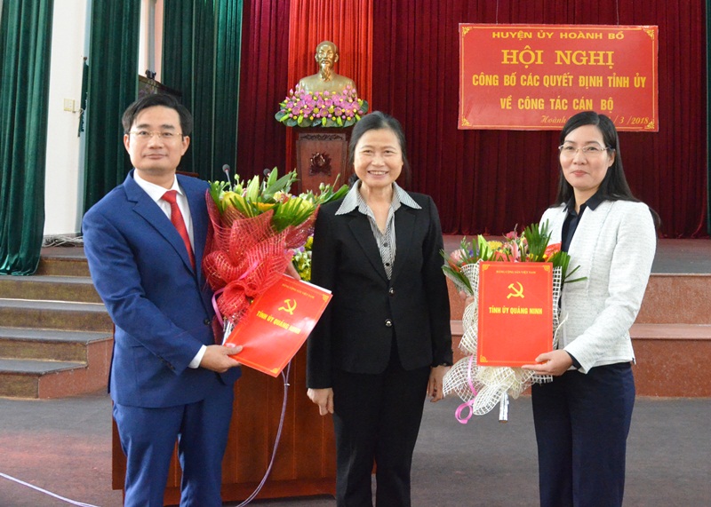 Bà Đỗ Thị Hoàng, Phó Bí thư Thường trực Tỉnh uỷ Quảng Ninh, trao quyết định điều động, luân chuyển đối với ông Nguyễn Anh Tú và bà Nguyễn Thị Hạnh.