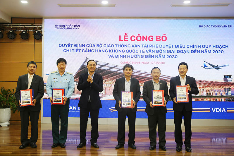 Ông Lê Đình Thọ, Thứ trưởng Bộ GTVT trao Hồ sơ Điều chỉnh quy hoạch chi tiết Cảng hàng không quốc tế Vân Đồn cho lãnh đạo tỉnh Quảng Ninh và các đơn vị liên quan.