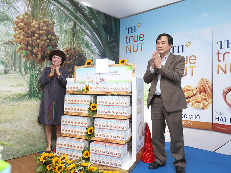 Bà Thái Hương, nhà sáng lập và tư vấn đầu tư Tập đoàn TH chính thức giới thiệu ra thị trường bộ sản phẩm sữa hạt TH true NUT.