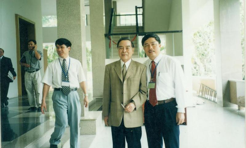 ông Nguyễn Văn Đệ (bên phải) chụp ản lưu niệm cùng Thủ tướng Phan Văn Khải.
