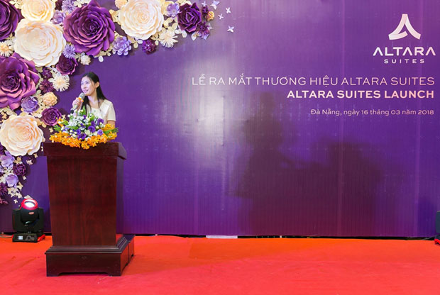 Bà Nguyễn Ngọc Mỹ, Phó Tổng Giám đốc Công ty Cổ phần địa ốc Alphanam chào mừng hợp  tác giữa Altara Suites và Ri-Yaz Hotels and Resorts.