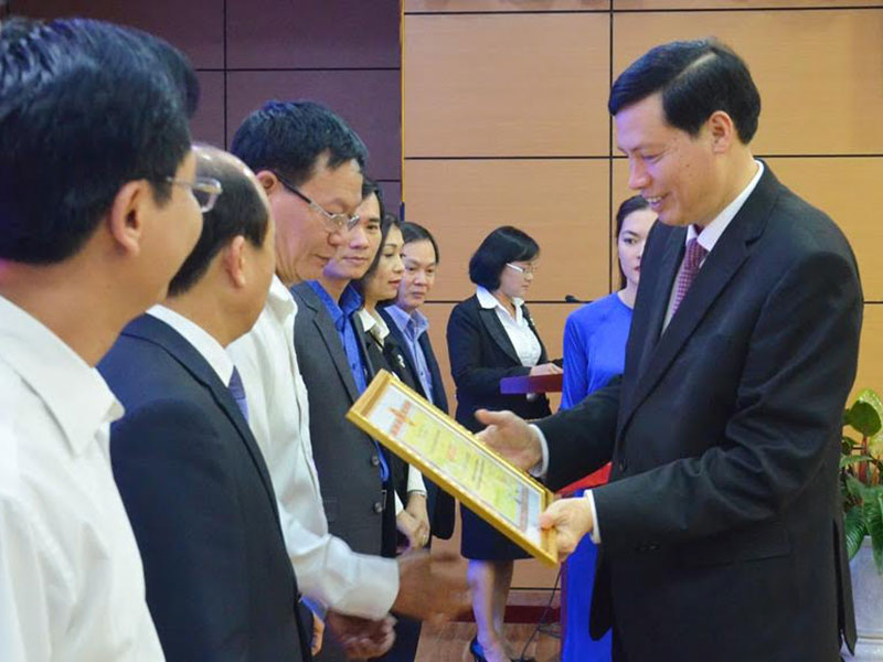 Ông Nguyễn Đức Long, Chủ tịch UBND tỉnh Quảng Ninh trao Bằng khen của UBND tỉnh cho các tập thể có thành tích trong thực hiện CCHC năm 2017. Ảnh: Nguyễn Thanh.