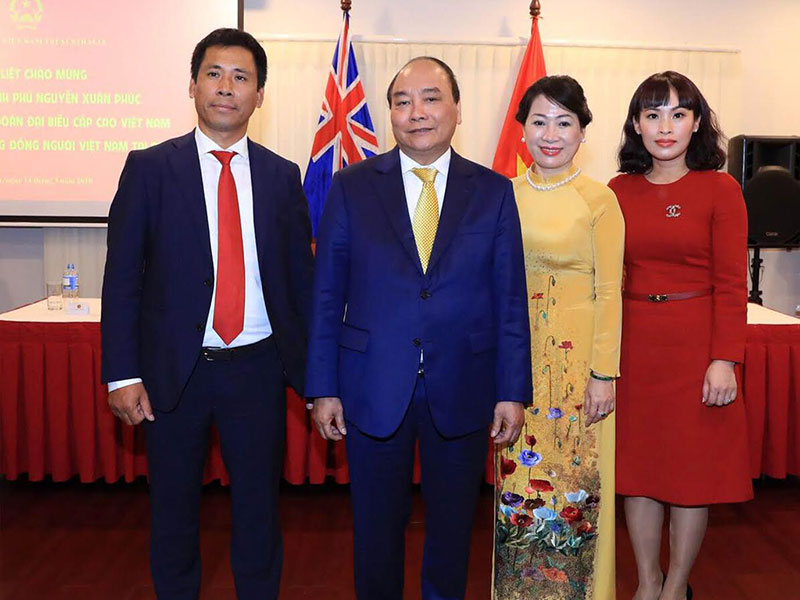 Ông Nguyễn Bá Luận tiếp đón Thủ Tướng thăm Đại sứ quán Việt Nam tại Sydney và bà con Việt kiều.
