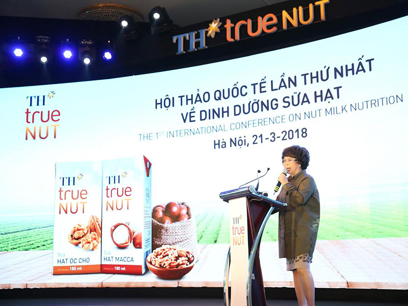 Bà Thái Hương, nhà sáng lập và tư vấn đầu tư Tập đoàn TH khẳng định những giá trị tuyệt vời của sữa hạt.