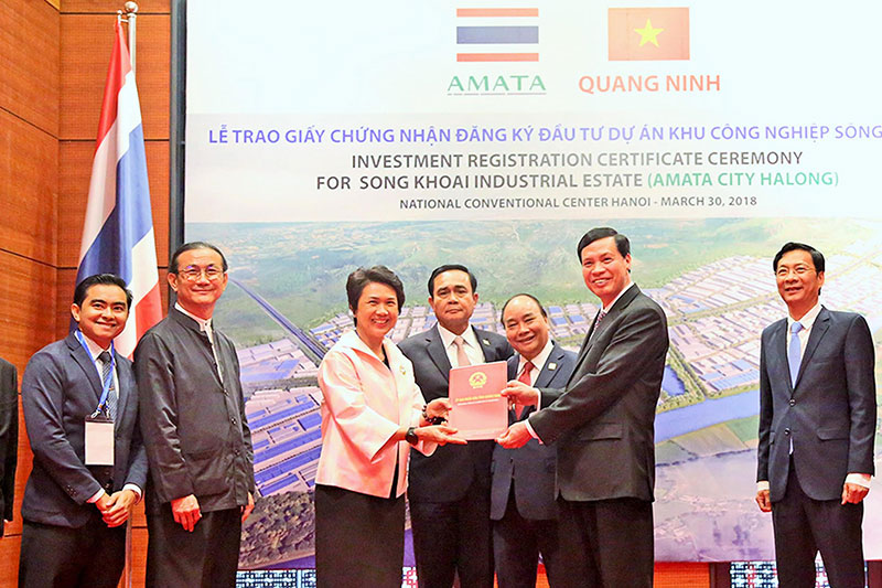Ông Nguyễn Đức Long, Chủ tịch UBND tỉnh Quảng Ninh, trao giấy chứng nhận đầu tư cho nhà đầu tư. Ảnh: Mạnh Trường.