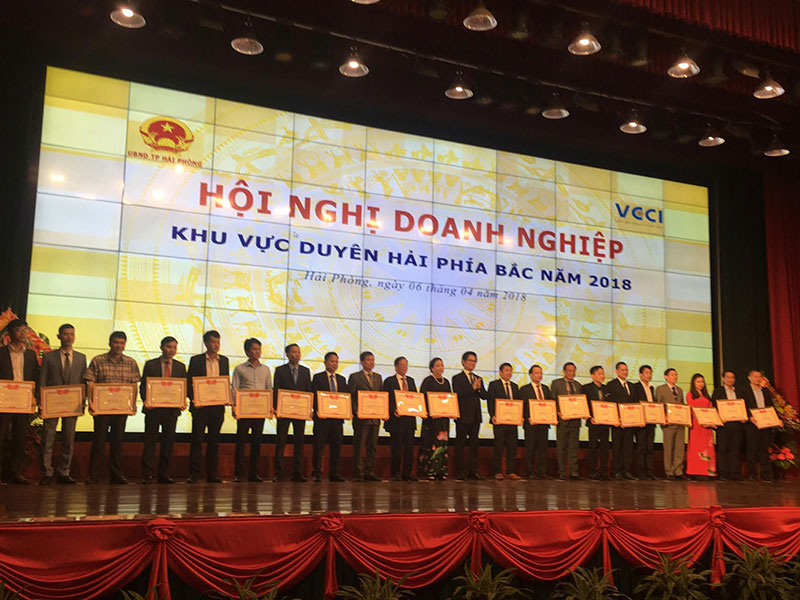 Ông Vũ Tiến Lộc, Chủ tịch VCCI trao bằng khen cho các tổ chức Hiệp hội, doanh nghiệp khu vực Duyên hải phía Bắc.
