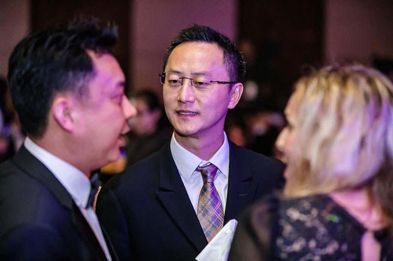 Chủ tich hội đồng giám khảo, ông Dương Quốc Thiện - Giám đốc điều hành công ty Transform Architecture trò chuyện với khách tham dự tại đêm Gala trao giải diễn ra tại Thành phồ Hồ Chí Minh năm 2017