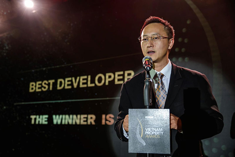 Ông Dương Quốc Thiện, Giám đốc điều hành công ty Transform Architecture, công bố giải thưởng Chủ đầu tư xuất sắc vào năm 2017