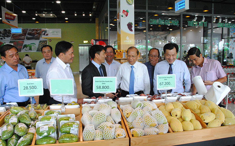 Các đại biểu thăm quan khu mua sắm tại Đồng Ta Phan Thiết.