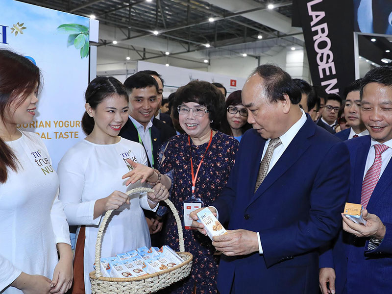 Thủ tướng Nguyễn Xuân Phúc tham quan gian hàng của Tập đoàn TH.
