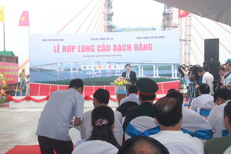 Ông Nguyễn Đức Long, Chủ tịch UBND tỉnh Quảng Ninh phát biểu tại Lễ hợp long. Ảnh: Thanh Tân.