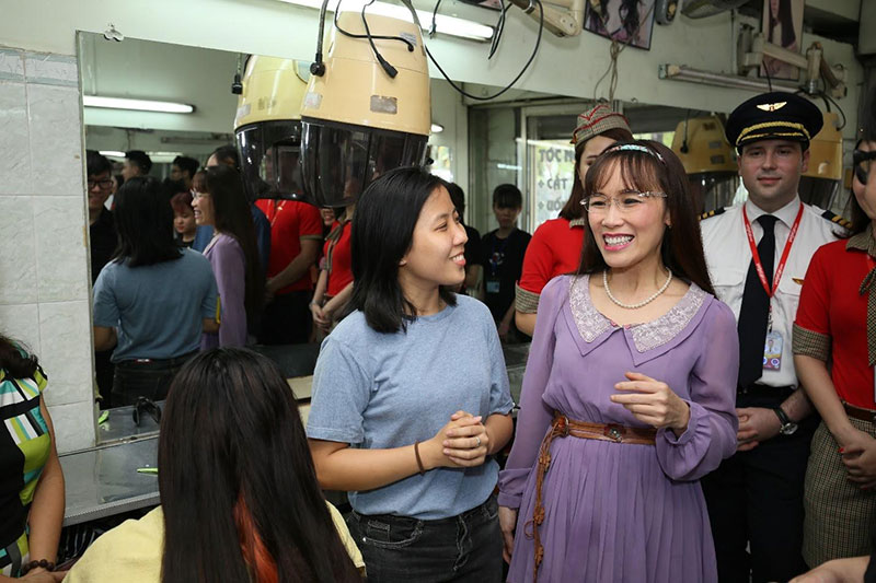Bạn gái câm điếc xinh xắn, tự tin, nói chuyện “bằng tay” với Tổng giám đốc Vietjet