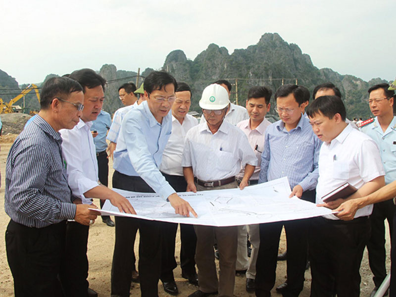 Ông Nguyễn Văn Đọc, Bí thư Tỉnh ủy, Chủ tịch HĐND tỉnh Quảng Ninh trực tiếp đi kiểm tra một số Dự án đất tại huyện Vân Đồn. Ảnh Thùy Châm.