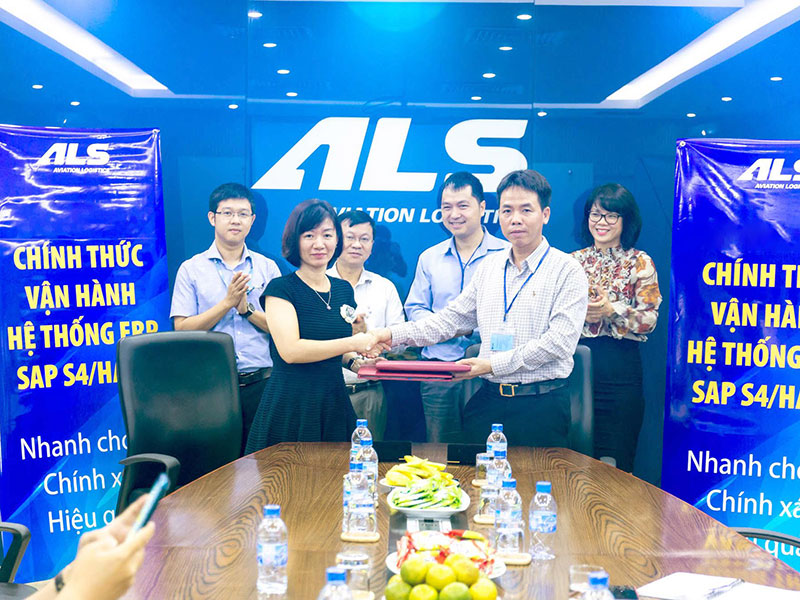 Ông Mai Công Nguyên - TGĐ Khối ngành dịch vụ ERP (FPT IS) và bà Nguyễn Thị Hồng Hạnh – Phó TGĐ ALS bắt tay chính thức vận hành hệ thống ERP cho ALS.