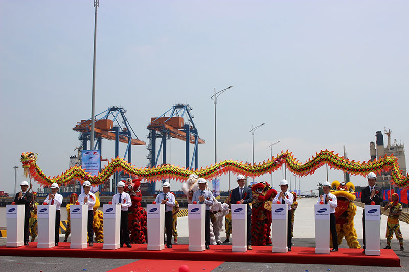 Các đại biểu nhấn nút khai trương Cảng Nam Đình Vũ.