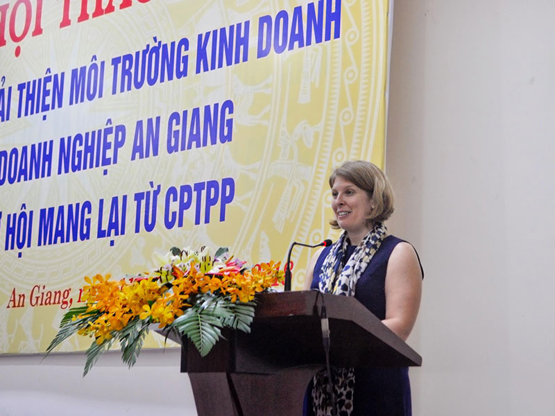 Bà Katelin Maher, Phó Giám đốc Phòng kinh tế - USAIS Việt Nam phát biểu tại Hội thảo. Ảnh: Hữu Trực