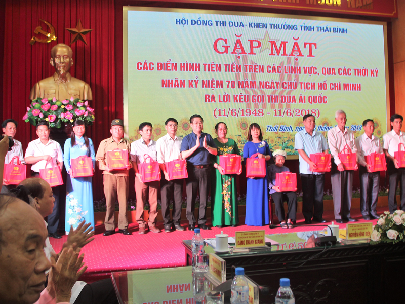 Phó Chủ tịch UBND tỉnh Thái Bình Nguyễn Hoàng Giang tặng quà cho các đại biểu điển hình tiên tiến đại diện trên các lĩnh vực