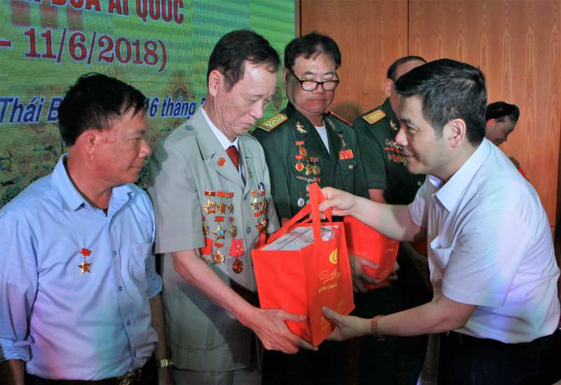 Ủy viên Trung ương Đảng, Bí thư Tỉnh ủy, Chủ tịch UBND tỉnh Thái Bình Nguyễn Hồng Diên tặng quà cho các đại biểu điển hình tiên tiến đại diện trên các lĩnh vực