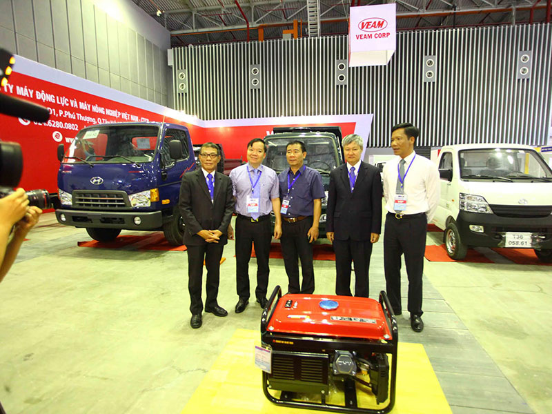 Đoàn khách VIP thăm gian hàng giới thiệu sàn phẩm của Tổng công ty máy động lực và máy nông nghiệp Việt Nam (VEAM)