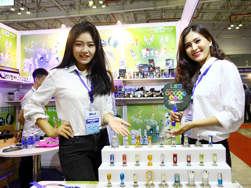 Sản phẩm về đèn Led của công ty Lai Mỹ  đến gần với người tiêu dùng hơn nhờ các cô gái xinh đẹp.