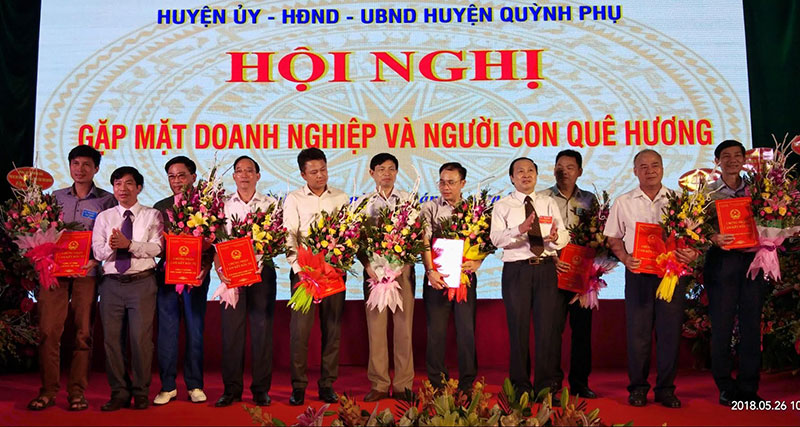 Lãnh đạo Huyện Ủy, UBND huyện Quỳnh Phụ trao Giấy chứng nhận cam kết đầu tư cho các Tập đoàn và doanh nghiệp đầu tư vào huyện tại Hội nghị gặp mặt doanh nghiệp và người con quê hương Quỳnh Phụ 2018.