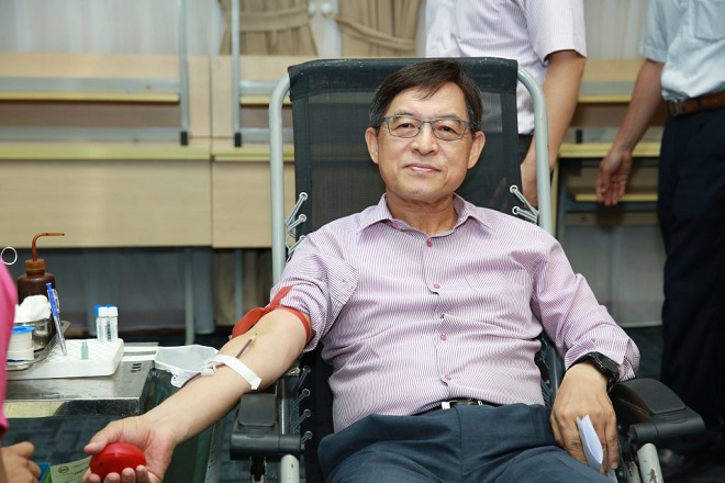 Ông Shim Won Hwan, Tổng giám đốc Samsung Việt Nam tham gia hiến máu tại chương trình.