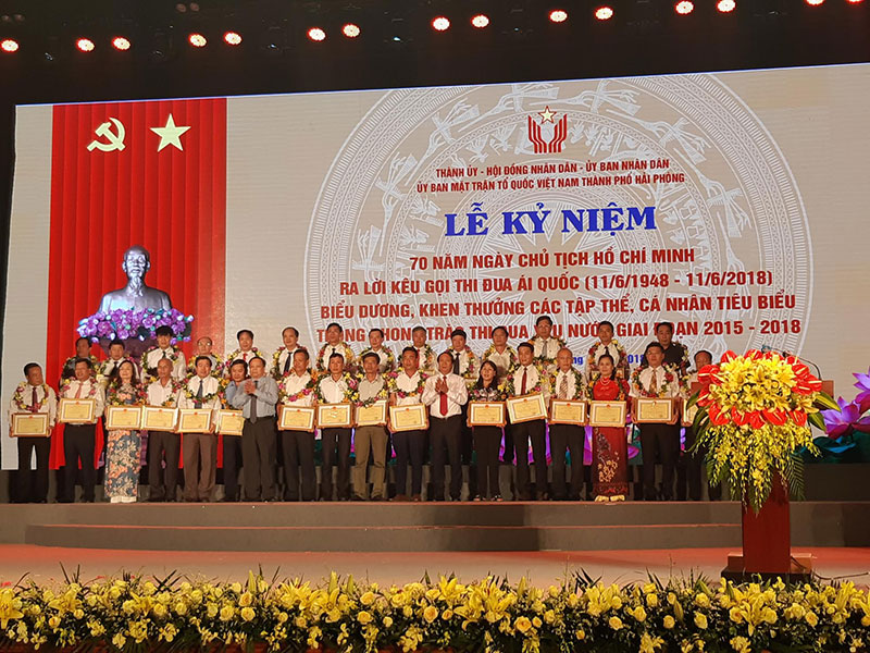 Ông Lê Văn Thành, Bí thư Thành ủy Hải Phòng trao tặng bằng khen cho các tập thể, cá nhân có thành tích xuất sắc trong phong trào thi đua yêu nước của thành phố giai đoạn 2015 -2018.