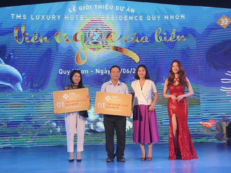 Bà Lê Thị Tuyến - Phó Tổng Giám đốc Tập đoàn TMS trao tặng chuyến du lịch Hàn Quốc cho khách hàng đặt chỗ thành công căn hộ của Dự án