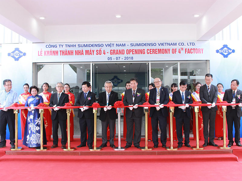 Lãnh đạo tỉnh Hải Dương cùng Đại diện CTCP KCN Đại An và Công ty TNHH Sumidenso Việt Nam cắt băng khánh thành nhà máy số 4.