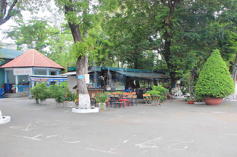 Quán café được bố trí ngay bên trong công viên.