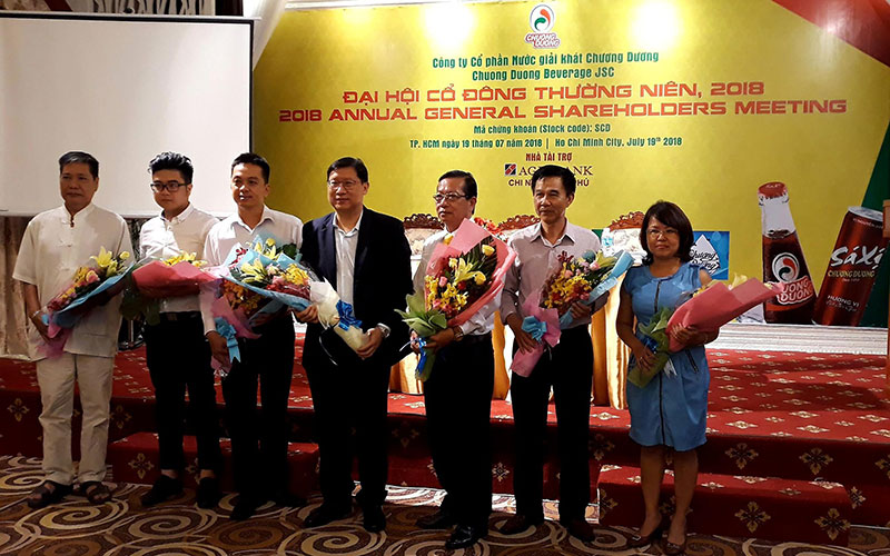   Ông Teo Hong Keng, Phó tổng giám đốc phụ trách tài chính, kế toán và hỗ trợ của Sabeco (đứng giữa) thay mặt ông Neo Gim Siong Bennett ra mắt Đại hội.