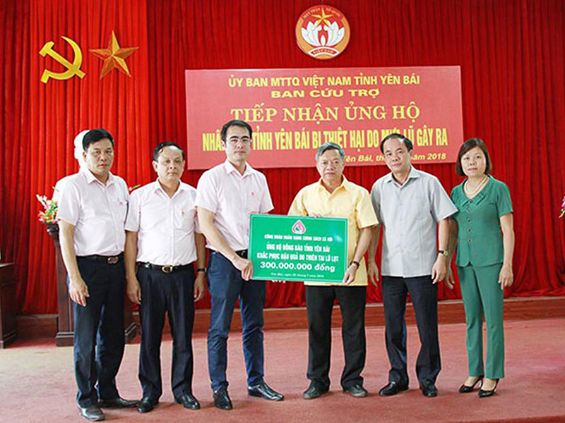 Phó tổng giám đốc ngân hàng Chính sách xã hội Nguyễn Đức Hải (thứ 3 từ trái qua) đã trao tiền ủng hộ tỉnh Yên Bái khắc phục lũ lụt