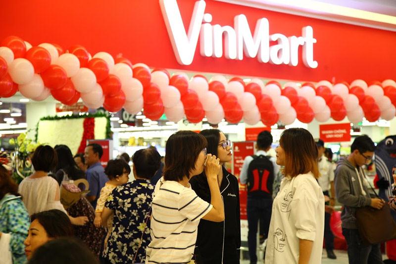 Vinmart ngày khai trương rất đông khách hàng trẻ tuổi.