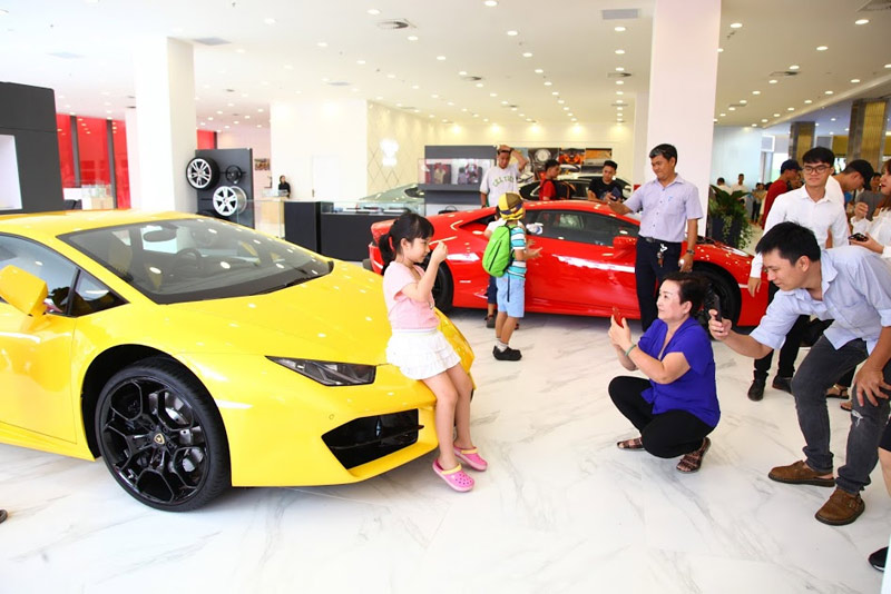 Showroom của hãng xe hơi nổi tiếng.