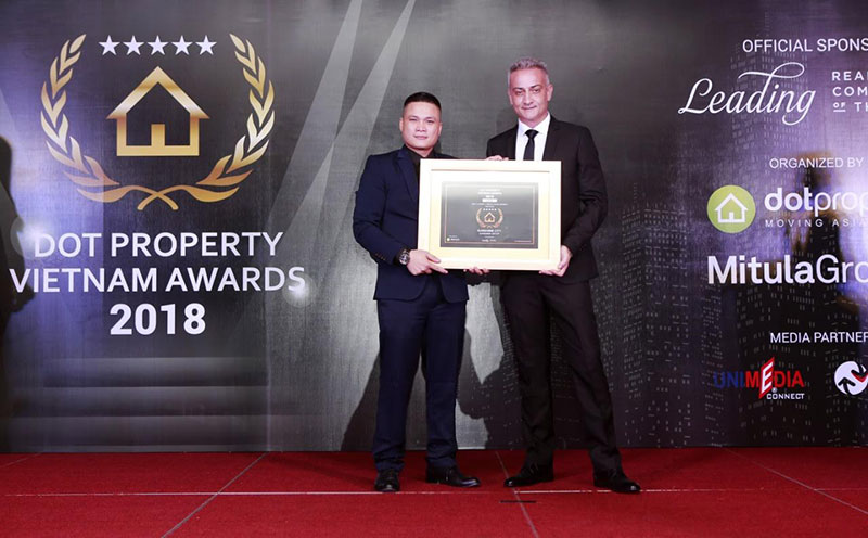 Ông Lê Nhỏ - Phó Tổng giám đốc Tập đoàn Sunshine Group nhận giải thưởng “Nhà ở hạng sang tốt nhất Việt Nam 2018- Best Luxury Landed Development” cho dự án Sunshine City.