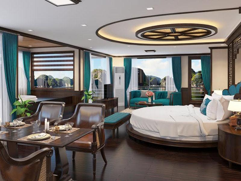 Phòng VIP mang tên Queen Regent Suite rộng 135m2 với ba mặt ban công riêng và tầm nhìn 360 ra Vịnh.