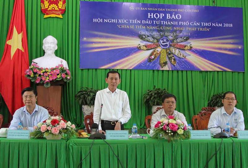Ông Võ Thành Thông – Chủ tịch UBND TP Cần Thơ trao đổi tại buổi họp báo