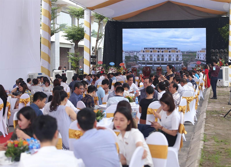 Ngay khi bắt đầu, Lễ khánh thành Shophouse Lê Trọng Tấn đã thu hút hơn 300 khách tham dự sự kiện.