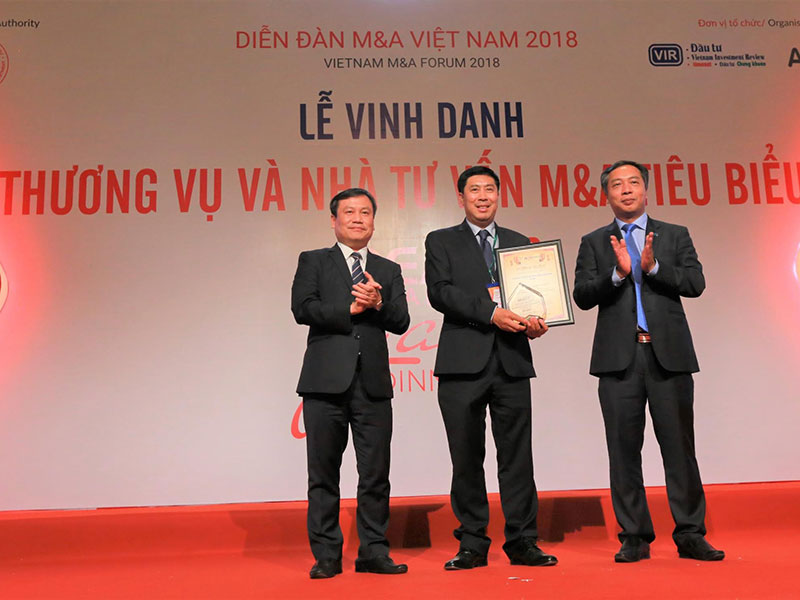 Ông Lê Thanh Tùng - Phó Tổng giám đốc HDBank nhận giải M&A tiêu biểu