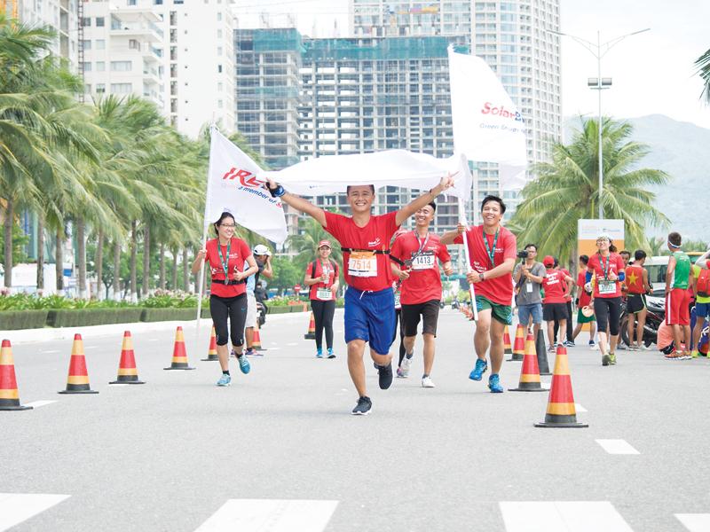 Các vận động viên SolarBK thể hiện tinh thần đồng đội trong cuộc thi Marathon Quốc tế Đà Nẵng 2018.