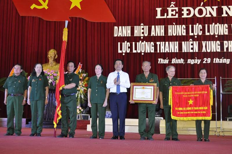 Thừa ủy quyền của Chủ tịch nước, Ủy viên Trung ương Đảng, Bí thư Tỉnh ủy, Chủ tịch HĐND tỉnh Thái Bình Nguyễn Hồng Diên trao tặng danh hiệu Anh hùng lực lượng vũ trang nhân dân cho lực lượng thanh niên xung phong.
