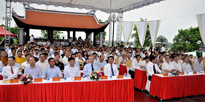 Các đồng chí lãnh đạo Trung ương, lãnh đạo tỉnh, thành phố Thái Bình cùng các đại biểu về dự lễ dâng hương tưởng niệm Chủ tịch Hồ Chí Minh tại Đền thờ Bác Hồ (Thái Bình).