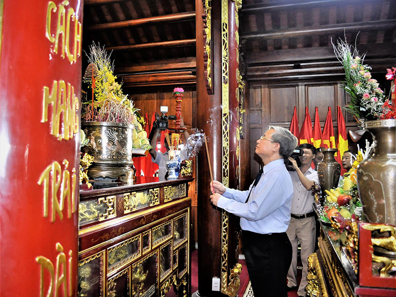 Ủy viên Bộ Chính trị, Thường trực Ban Bí thư Trung ương Đảng, Trần Quốc Vượng dâng hương tưởng niệm Chủ tịch Hồ Chí Minh tại đền thờ Bác Hồ (Thái Bình).