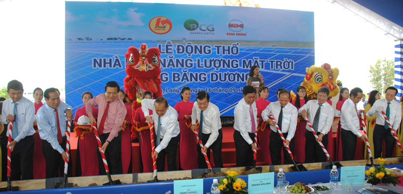 Nguyên Chủ tịch nước Trương Tân Sang, Phó Thủ tướng thường trực Trương Hoà Bình cùng tham gia nghi thức động thổ xây dựng Nhà máy điện mặt trời BCG Băng Dương.