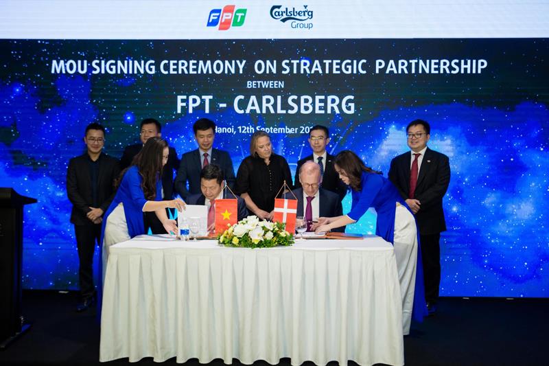 Lễ ký kết thỏa thuận hợp tác giữa FPT và Carlsberg.