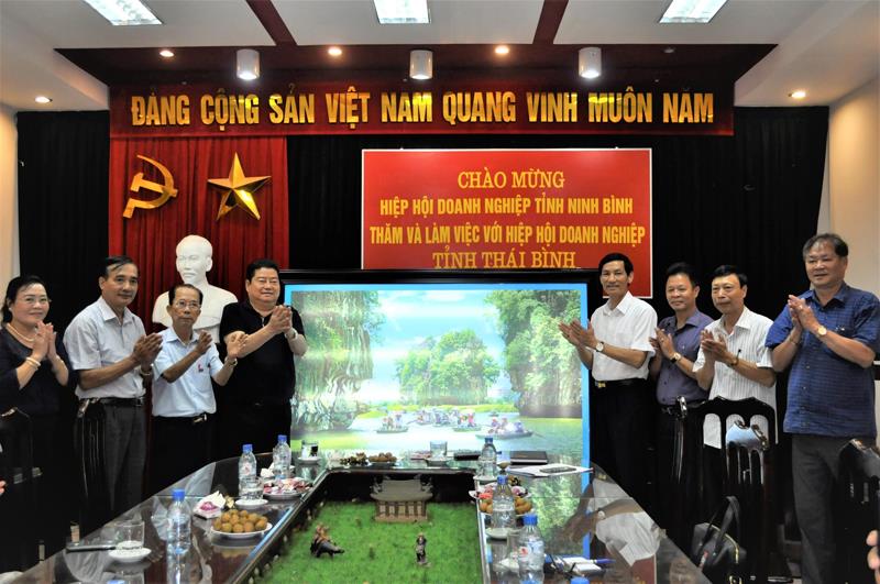 Chủ tịch HHDN tỉnh Ninh Bình Nguyễn Xuân Thành tặng bức tranh lưu niệm cho HHDN tỉnh Thái Bình.